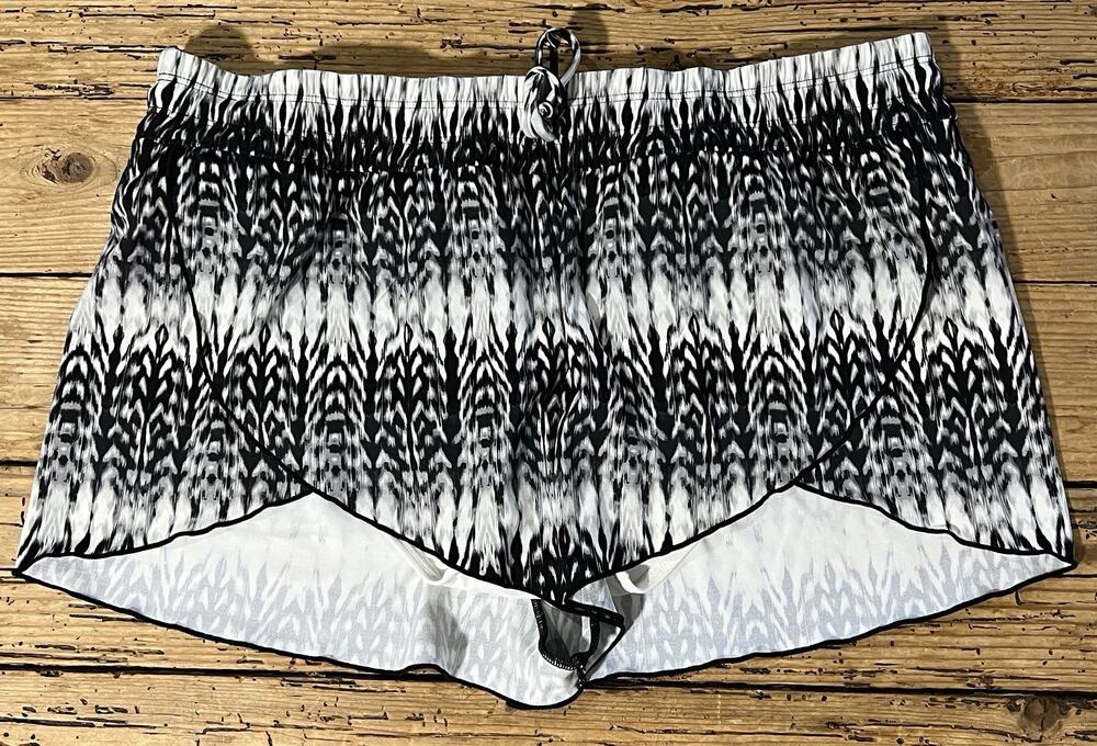 Athleta Women’s Size L Black/White Kamala Petal Shorts - NWOT